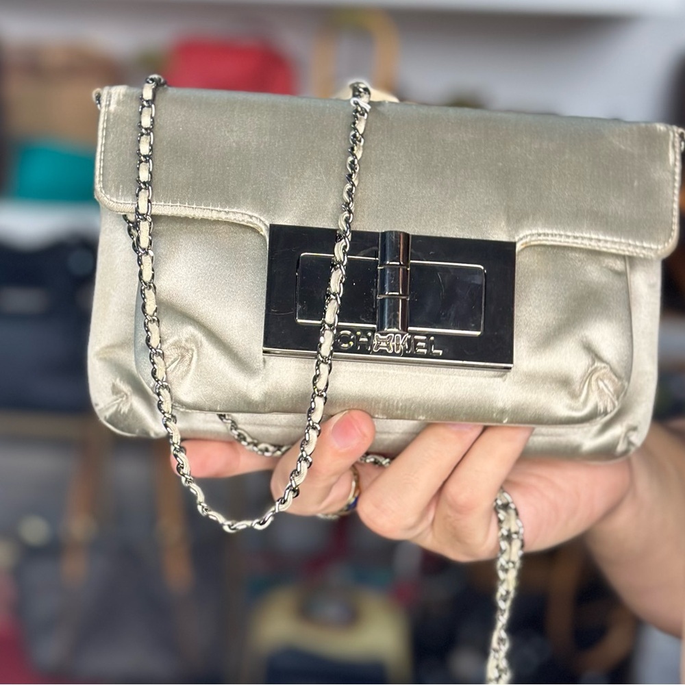 chanel jumbo hardware flap bag